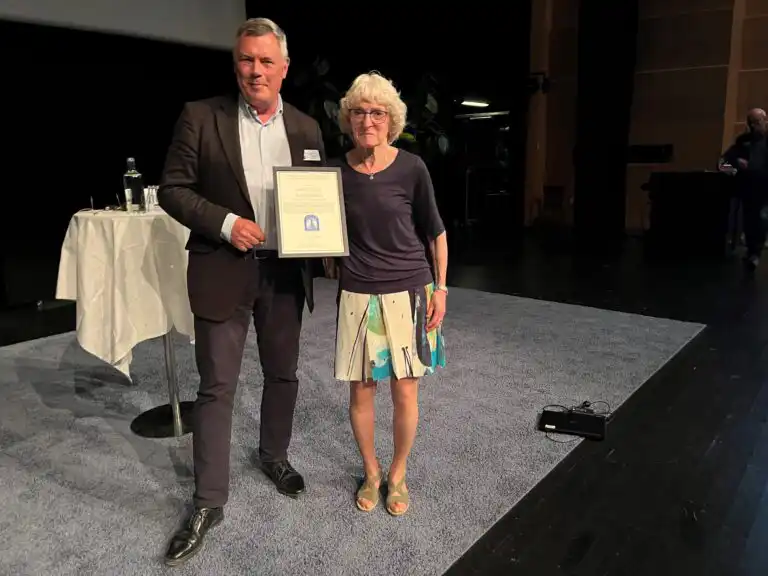 Kristina Lamberg-Lundström, lungmedicin, Akademiska Sjukhuset, Uppsala tilldelades Svenska Lungcancerfondens stipendium 2023. Lungcancerfondens ordförande Gunnar Wagenius delade ut utmärkelsen