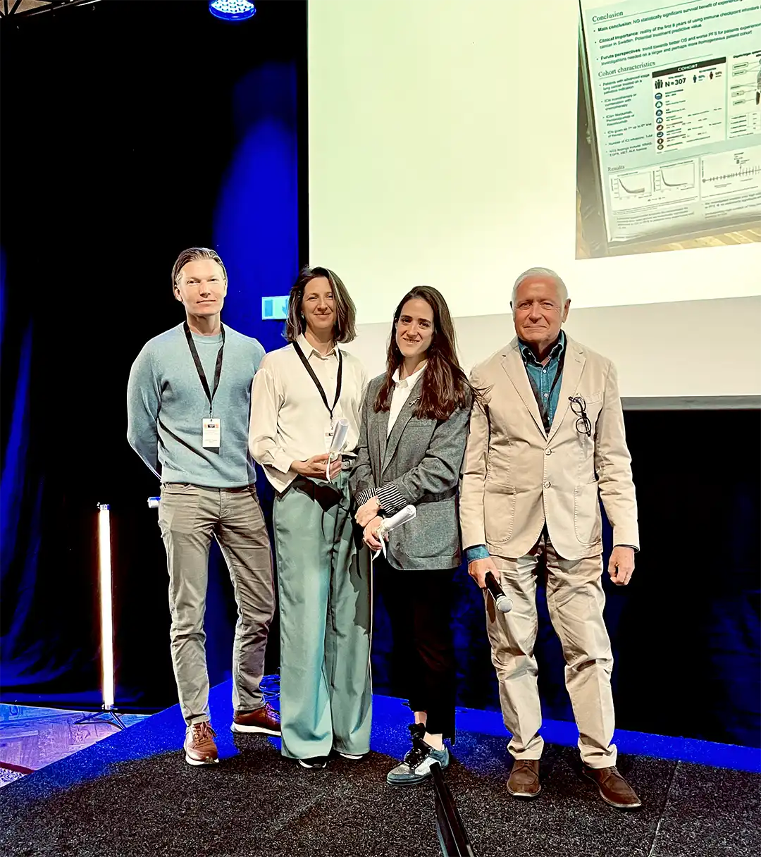 Lungcancerfondens posterpriser 2026 gick till Andreas Hallqvist, Sahlgrenska universitetssjukhuset, Carolina Hawranek, Norrlands universitetssjukhus, Elsa Arbajian, Skånes universitetssjukhus och delades ut av Gunnar Wagenius, Lungcancerfondens företrädare